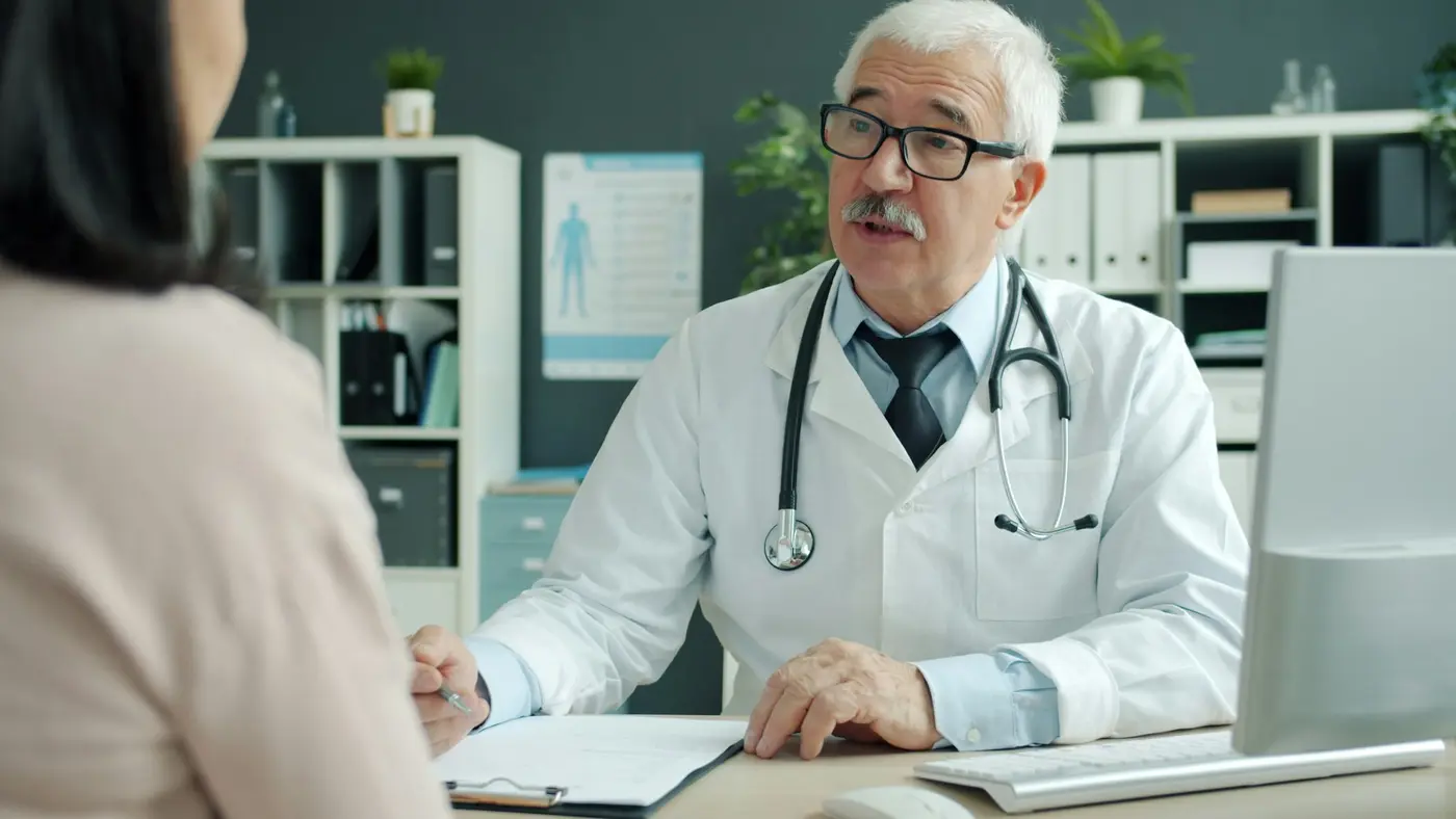 Profesional de la salud revisando un informe con su paciente
