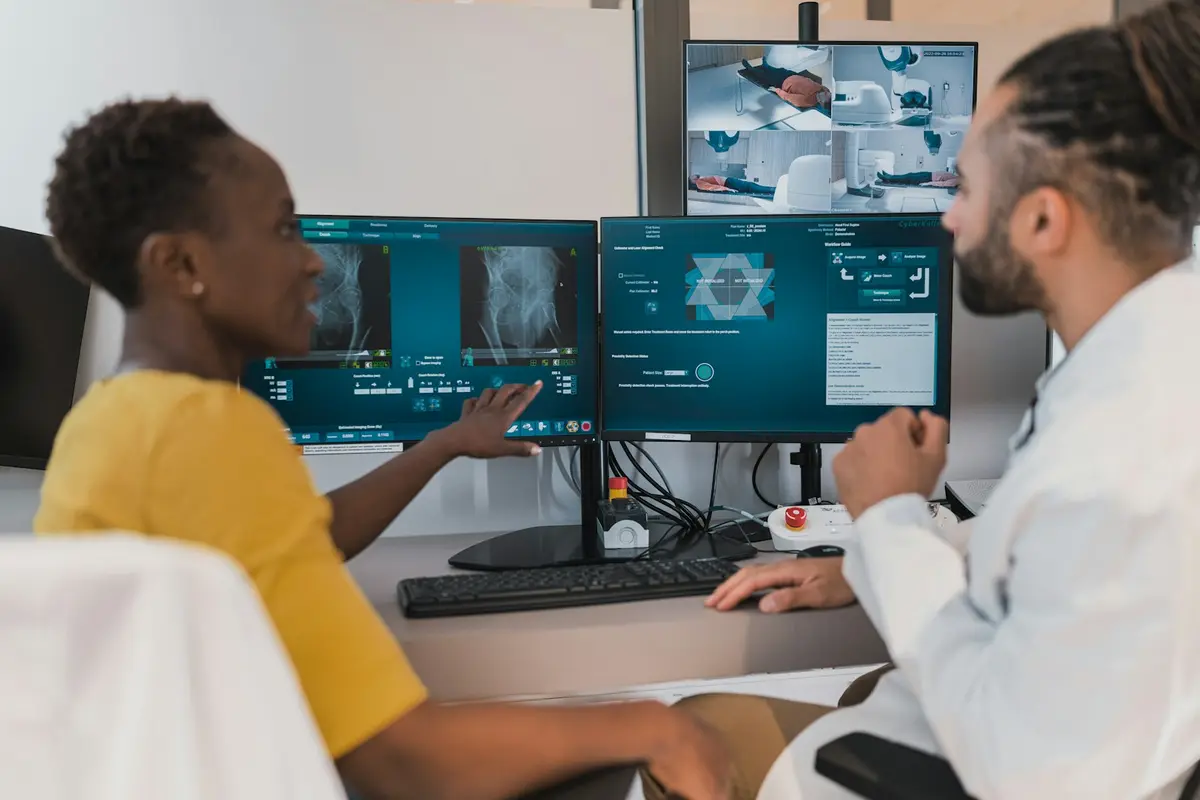 Dos personas revisando los modelos del escaneo en pantalla
