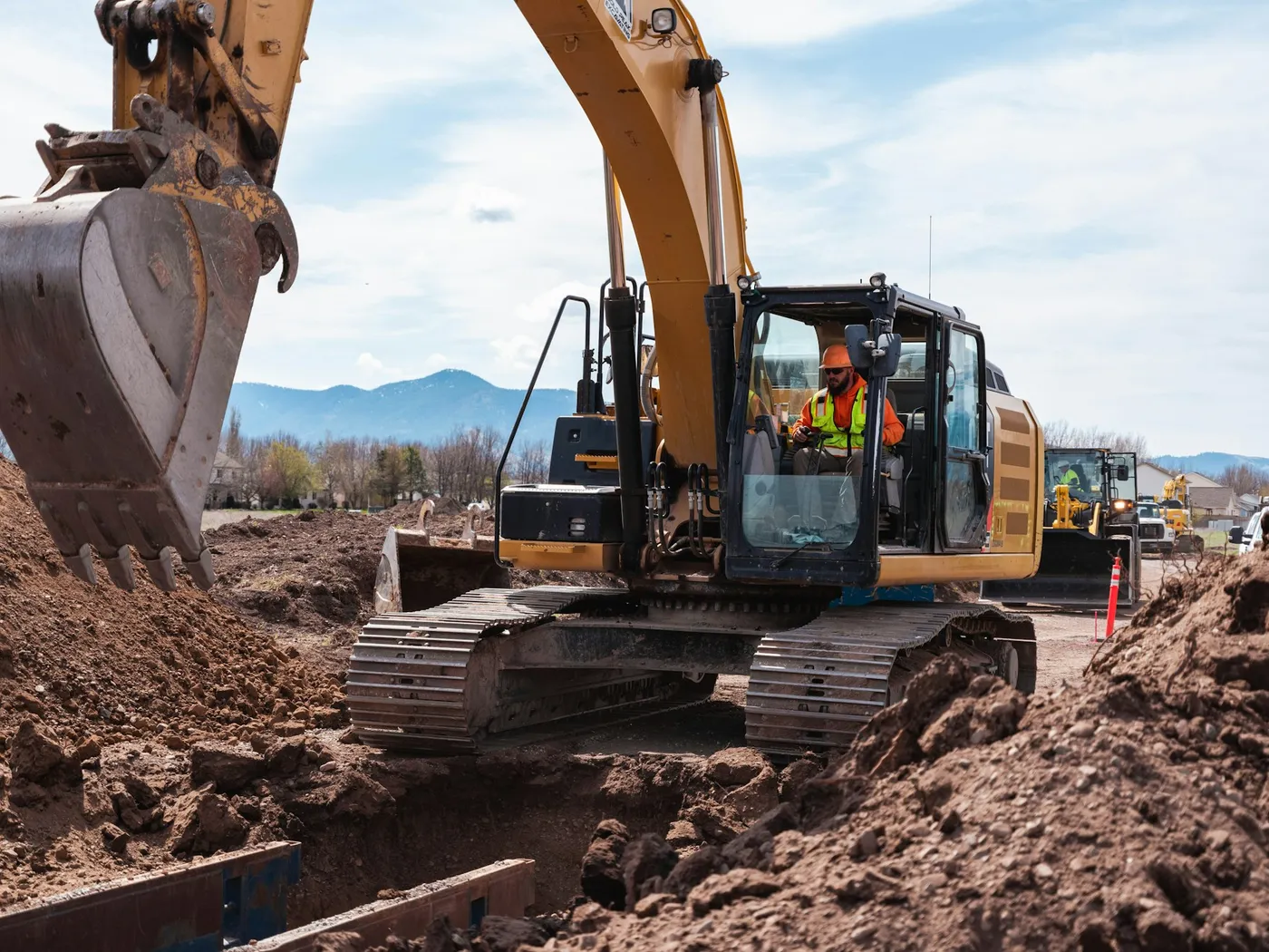 Operador dentro de la cabina de una excavadora en obra