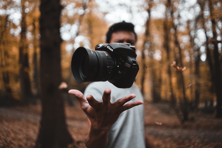 Fotógrafo con una cámara réflex